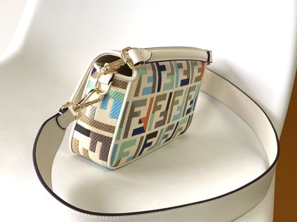 Fendi Baguette Classic Medium Handbag - Image 4